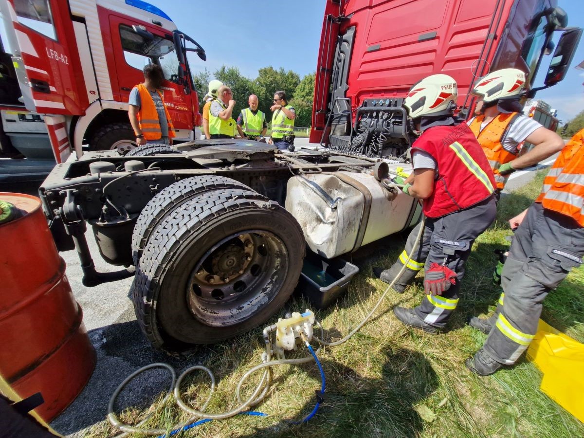  Ölaustritt groß auf der A8