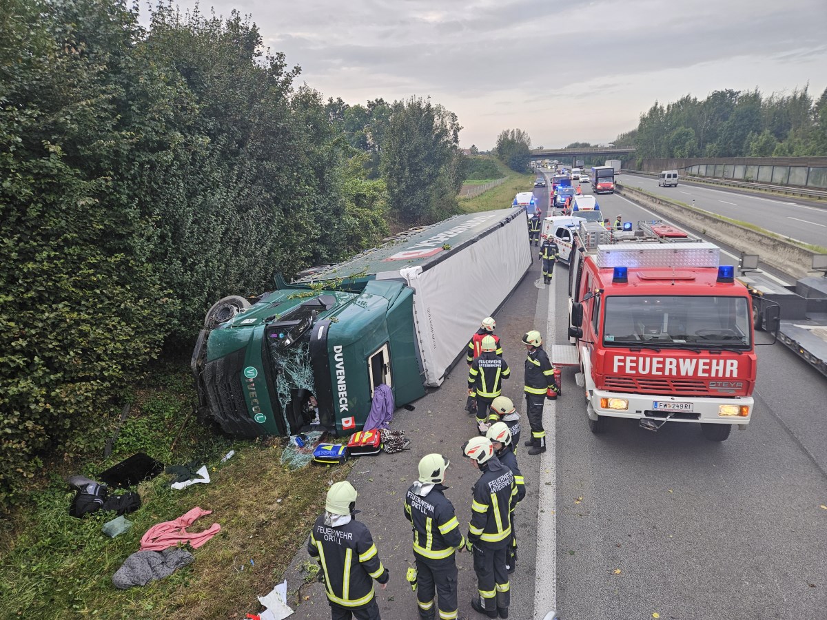 Personenrettung nach LKW-Unfall auf der A8