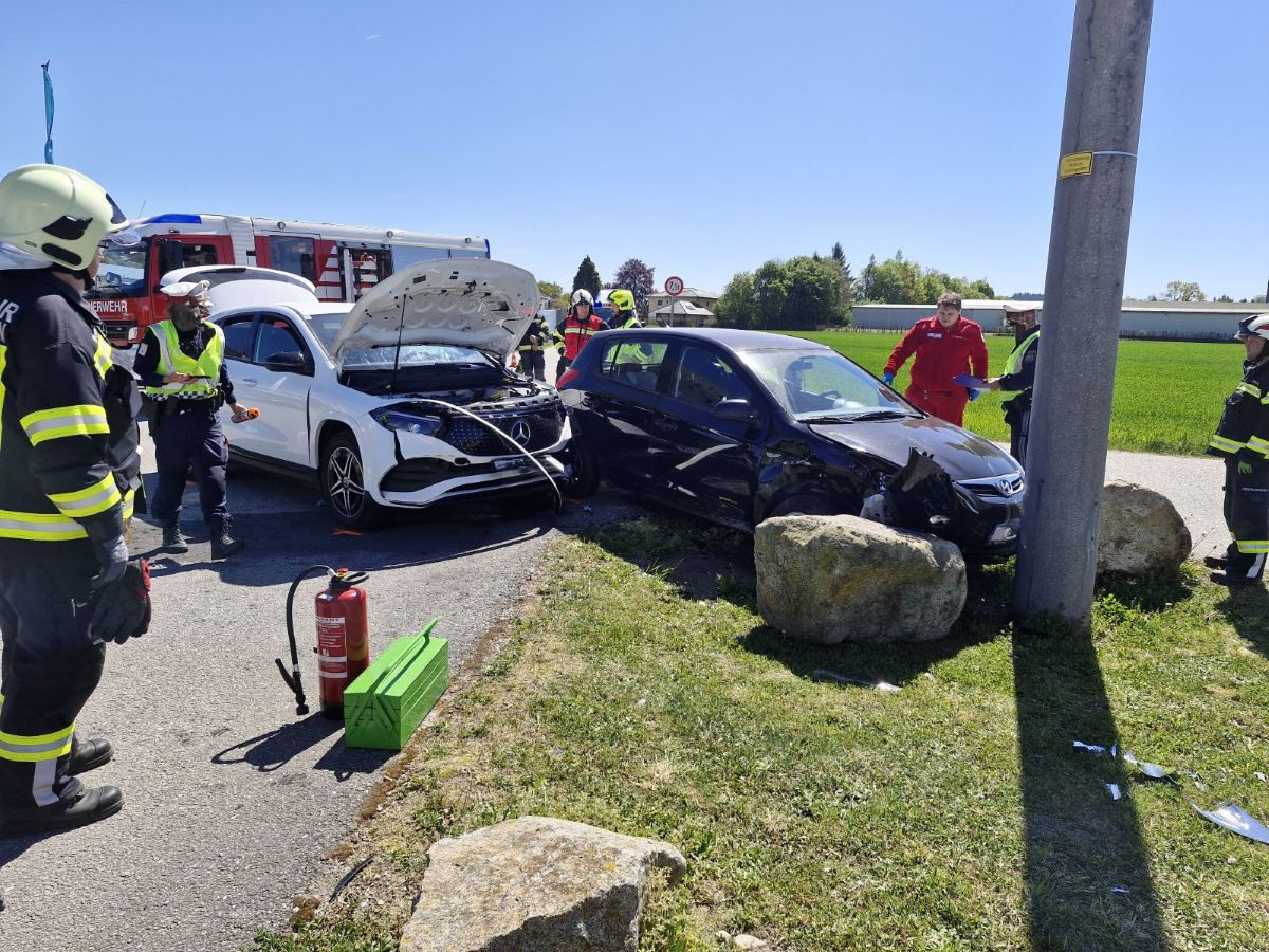 Verkehrsunfall mit eingeklemmter Person